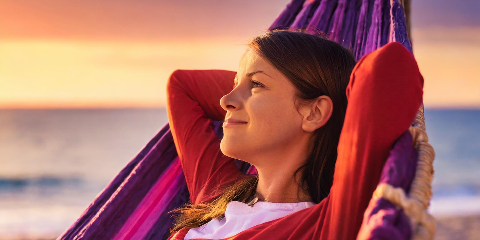 femme qui procrastine dans un hammac